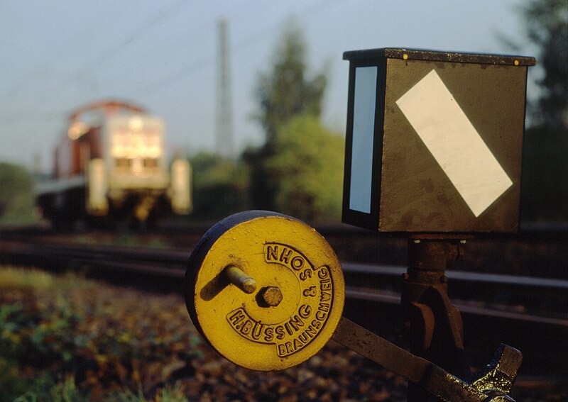 File:Weiche mit altem Weichenhebel im Bahnhof Wiesbaden-Biebrich.jpg