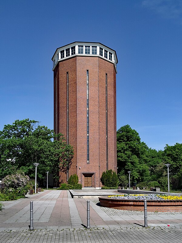 File:Weisswasser Wasserturm 2021.jpg