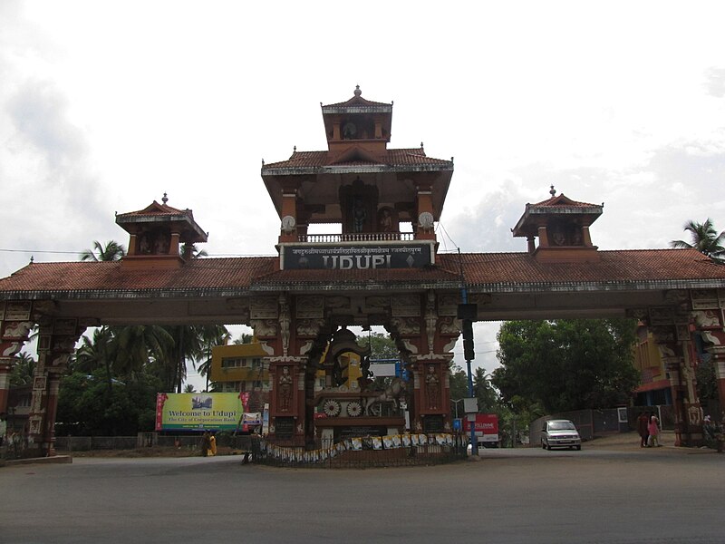 File:Welcome Gate or Swagatha Gopura Udupi.JPG