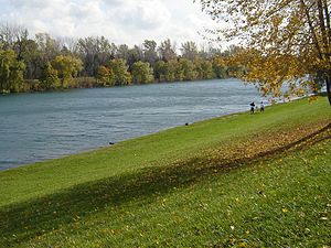 The Waterway's no-wake zone. Merritt Island with its path appear opposite the channel. Welland Recreational Waterway 2.jpg