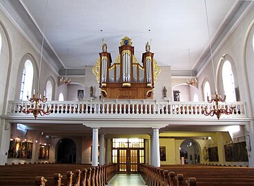 Interior, vista del órgano