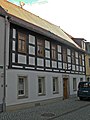 Wohnhaus in geschlossener Bebauung mit Korbbogenportal und Schlussstein