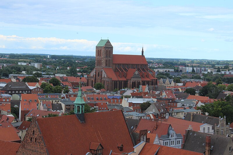 File:Wismar Georgenkirche Blick Richtung Nikolaikirche.jpg