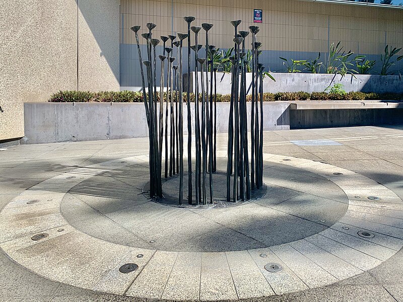 File:Witnessing to Silence, 2004 sculpture by Fiona Foley, Brisbane 02.jpg