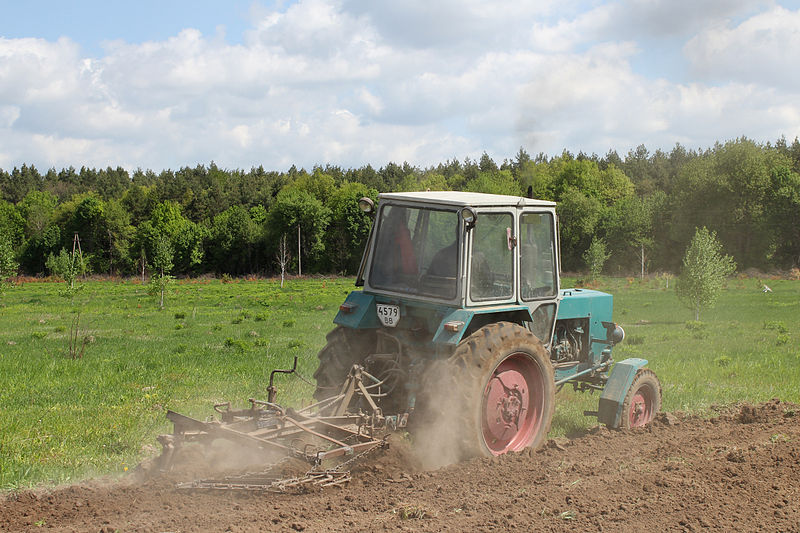 File:YuMZ-6KL tractor 2011 G5.jpg