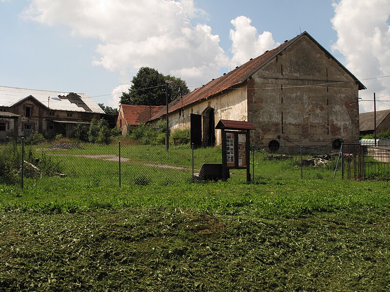 File:Čeňovice, velký statek.JPG