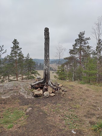 Идол на вершине Ламмасвуори (очевидно выполнен современными язычниками)