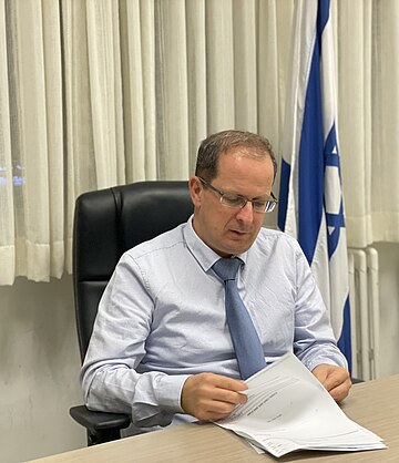 File:רז נזרי, נובמבר 2021.jpg