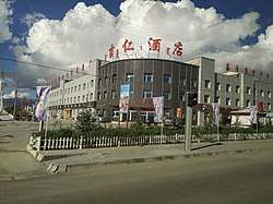 Ein Hotel in der Stadt Chaka, Ulan County, Qinghai, China.