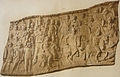 Calco n° 18 della Colonna Traiana; soldati romani mostrano a Traiano le teste mozzate di guerrieri daci (sala dei calchi della Colonna Traiana)