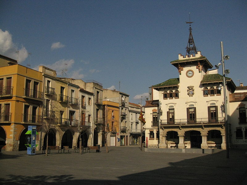 File:105 Plaça de la Vila, amb l'Ajuntament.jpg