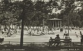 Lekeplassen i Birkelunden, trolig sist på 1920-tallet. Den kommunale lekeplassen kom i 1918, Otto Halds musikkpaviljong 1926 og vannbassenget 1928. Postkort: Mittet/Nasjonalbiblioteket