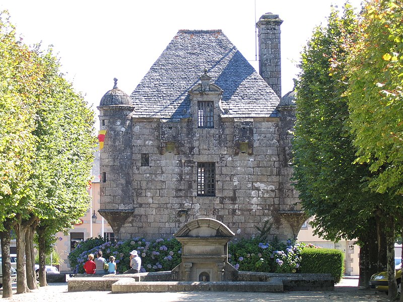 File:2005-08-16 12-34-52 Guerlesquin Prétoire ou prison seigneuriale.jpg