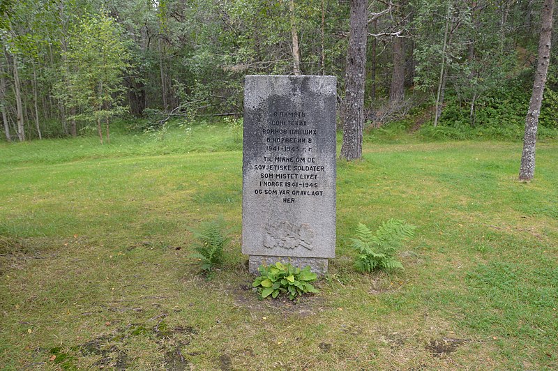 File:2013 08 06 Soviet churyard in Botn.jpg