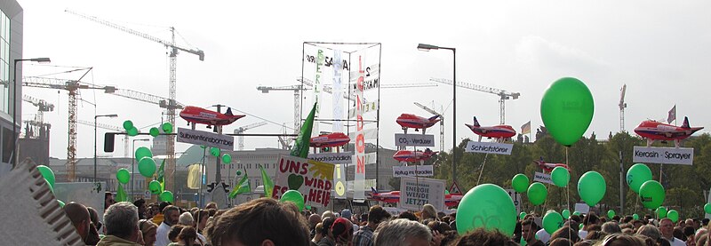 File:20140921 xl mal-schnell-die-welt-retten-avaaz-demo 9365.JPG