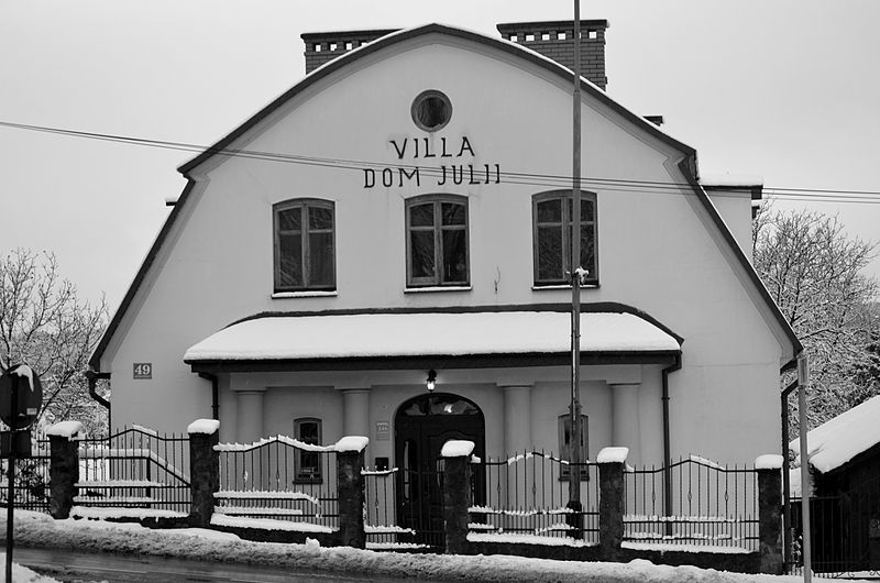 File:2015 Black and white Villa Julii.JPG