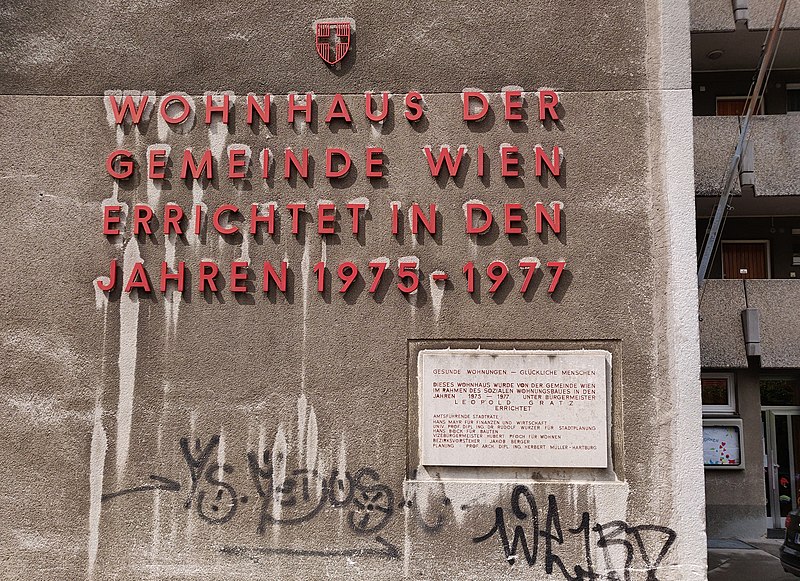 File:2020-05-26 Gemeindebau Pfarrhofgasse 14 inscription.jpg