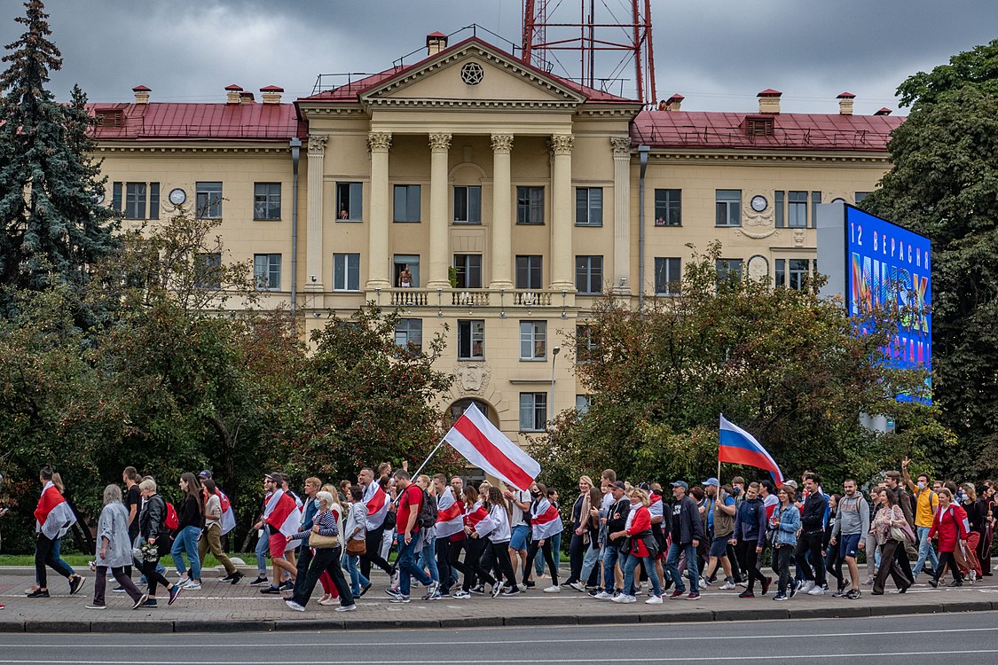 Первые колонны протестующих на площади Победы (проспект Независимости)