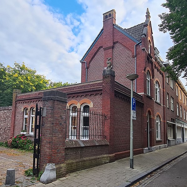 File:2022 Maastricht, Herbenusstraat, St-Servatiusschool, conciërgewoning (03a) (cropped).jpg