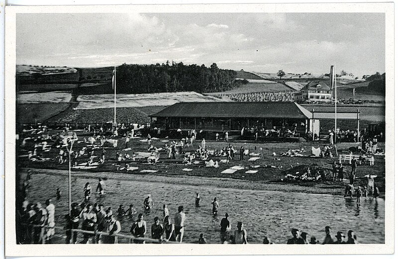 File:26418-Falkenhain-1935-Talsperre, Strandbad-Brück & Sohn Kunstverlag.jpg