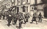 Colonne de soldats du 66e régiment d'infanterie marchant, des petits drapeaux au bout des fusils, vers la gare de Tours le 5 août 1914 au matin ; ils arrivent à Flavigny-sur-Moselle (près de Nancy) le 6 août.