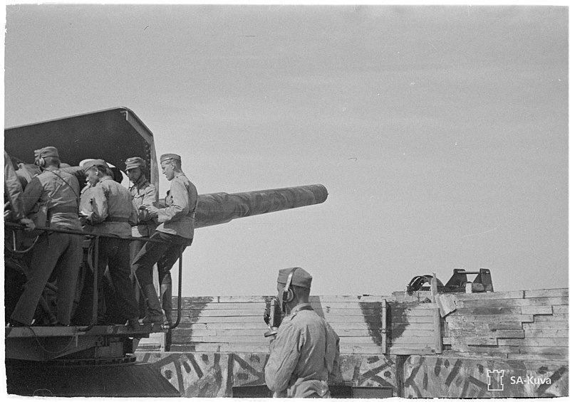 File:8-inch gun in Mäkiluoto, Kirkkonummi in 1942 (SA-kuva 96341).jpg