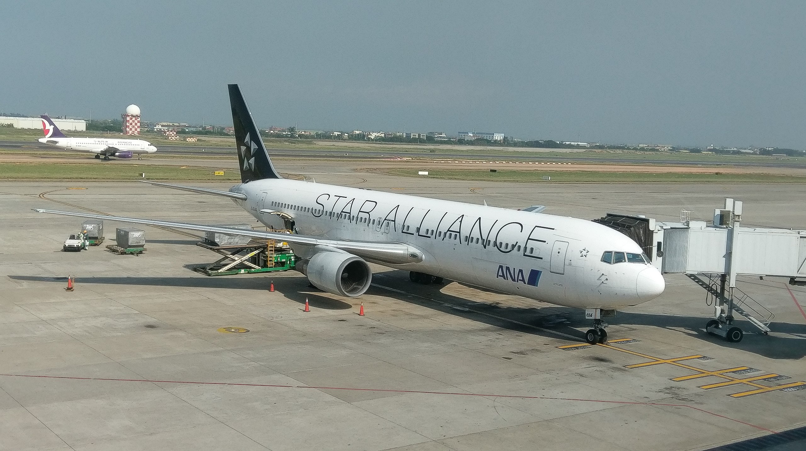 File:ANA Boeing 767 STAR ALLIANCE.jpg - Wikipedia