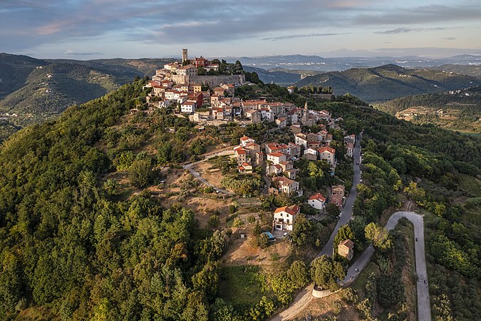 圖為克羅地亞城鎮莫托文的鳥瞰景觀。