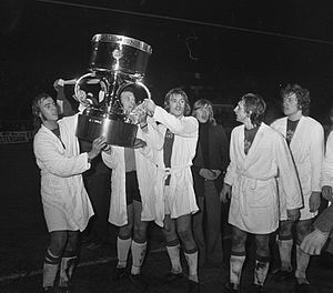 Ajax tegen Rangers. Ajax-spelers met cup..jpg