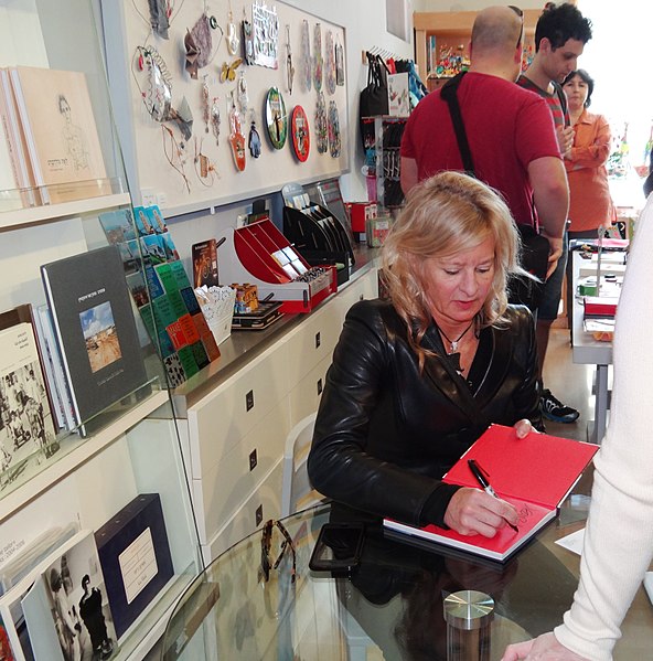 File:Alison Jackson at Haifa Museum of Art, signs her book (4).jpg