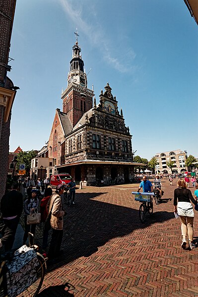 File:Alkmaar - Mient - View NNW on Waag (Weighing House) 1583 (Tower 1597) - Renaissance architecture (+ 19th Century restorations).jpg