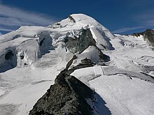 L'Allalinhorn avec à gauche le névé à l'origine du glacier de l'Hohlaub.