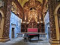 Altar Mor com azulejos e talha em madeira.jpg