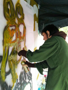 Amanda Mari 2013 yil may oyida Germaniyaning Myunxendagi Strok Art Fair ko'rgazmasida rasm chizmoqda.