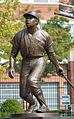 Frank Robinson beisbolariaren estatua.