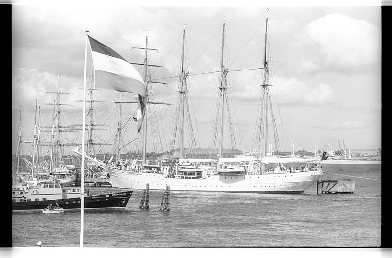 File:Ausländische Kriegsschiffe zur Kieler Woche 1965 (Kiel 35.917).jpg