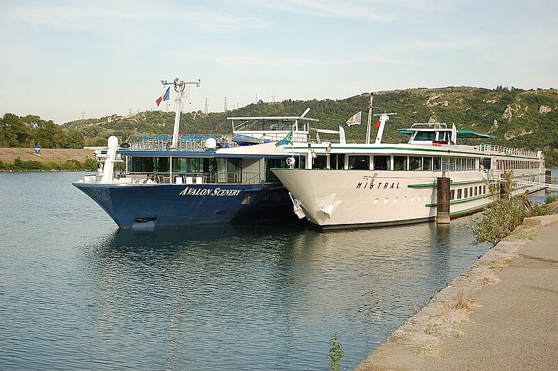 File:Avalon Scenery und Mistral 001.jpg