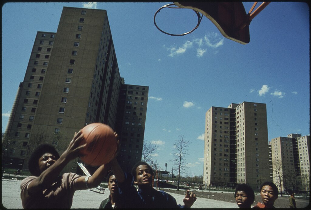  BLACK YOUTHS PLAY BASKETBALL AT STATEWAY GARDENS' HIGHRISE HOUSING PROJECT ON CHICAGO'S SOUTH SIDE. THE COMPLEX HAS... - NARA - 556162 