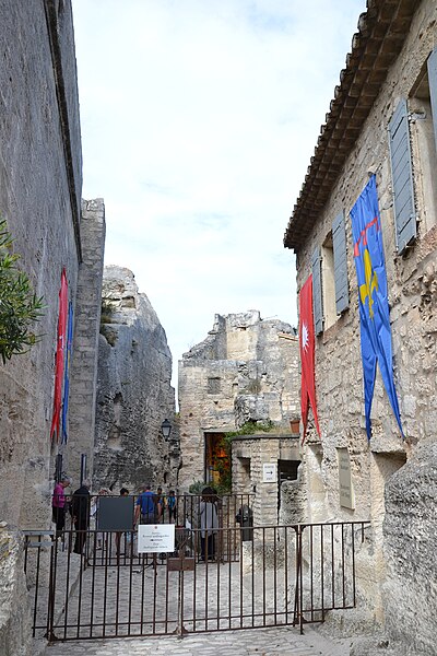 File:Baux de Provence - accès château.JPG