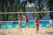 Deutsch: Beachvolleyball bei den Olympischen Jugendspielen 2018; Tag 8, 14. Oktober 2018; Mädchen, Achtelfinale – Bolivien-Puerto Rico 0:2 (18–21/18–21 ) English: Beach volleyball at the 2018 Summer Youth Olympics at 14 October 2018 – Girls Round of 16 – Bolivia-Puerto Rico 0:2 (18–21/18–21 )