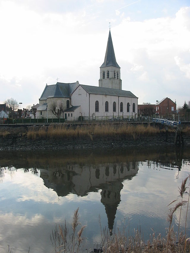 A igreja de Schellebelle com vista sobre o  rio Escalda.