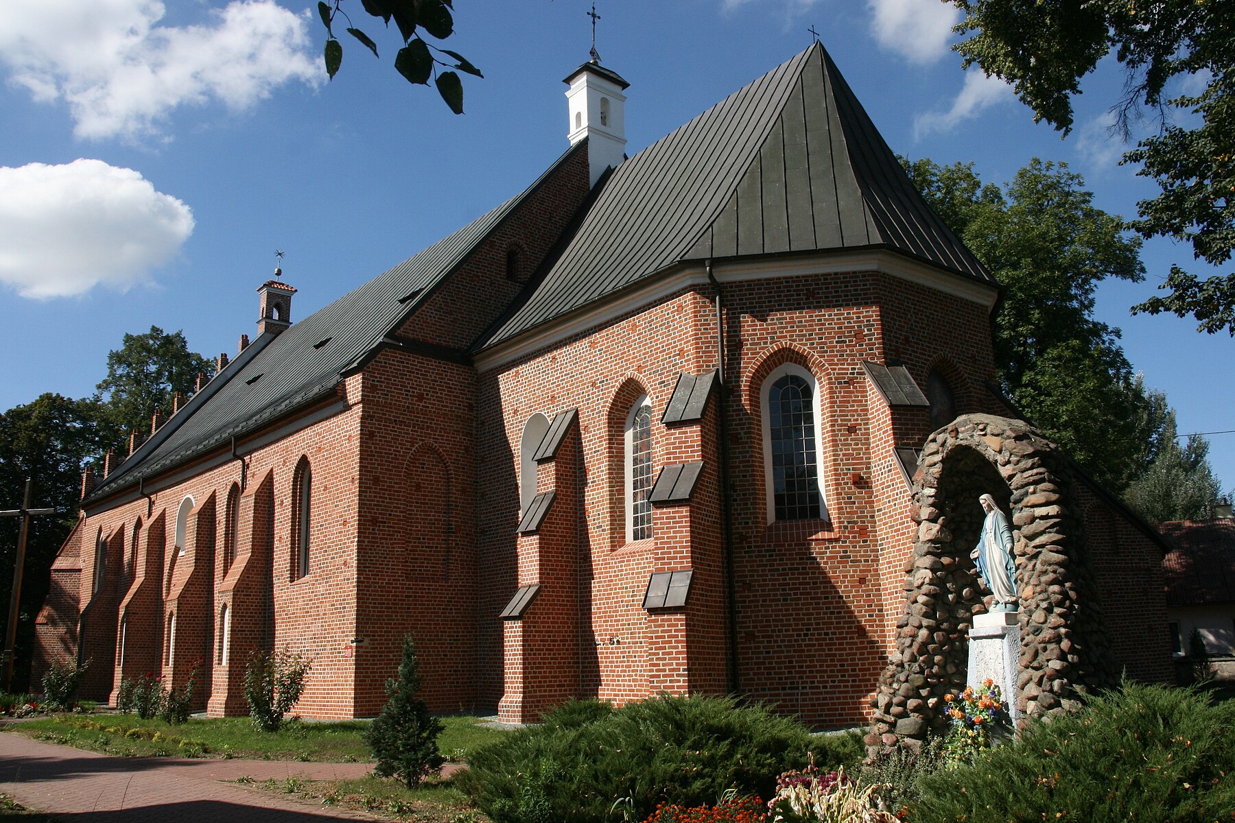 Bielawy, the parish church of Visitation of the N.M.P. 01; Cat.JPG