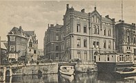 Gebouw van de Kraamvrouwenkliniek van het Binnengasthuis op de hoek van de Oude Turfmarkt en de Grimburgwal; 1936.