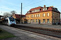 Empfangsgebäude und Bahnsteigüberdachungen eines Personenbahnhofs (Bahnhof Borna)
