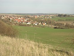 Pohled na obec Brandýsek ze západní strany, zpod osady Theodor.