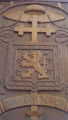 Coat carved in a wooden door, of Antonio de Castro Mayer, Bishop of Campos, Brazil, one of the most important members of Catholic traditionalism in the world, the Lion symbolizes the fight of faith, that must be fought by Catholics. Brasao de Dom Antonio de Castro Mayer.jpg