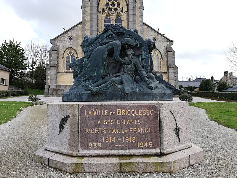 File:Bricquebec - Monument aux morts.jpg