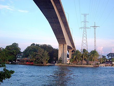 The large highway bridge over the Rio Dulce defines the town