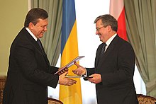 Yanukovych with Polish President Bronislaw Komorowski, 3 February 2011 Bronislaw Komorowski and Viktor Yanukovych 03 - 20110203.jpg