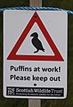 Ein Schild in Schottland: Man soll die Vögel nicht bei der „Arbeit “stören, nämlich beim Brüten.
